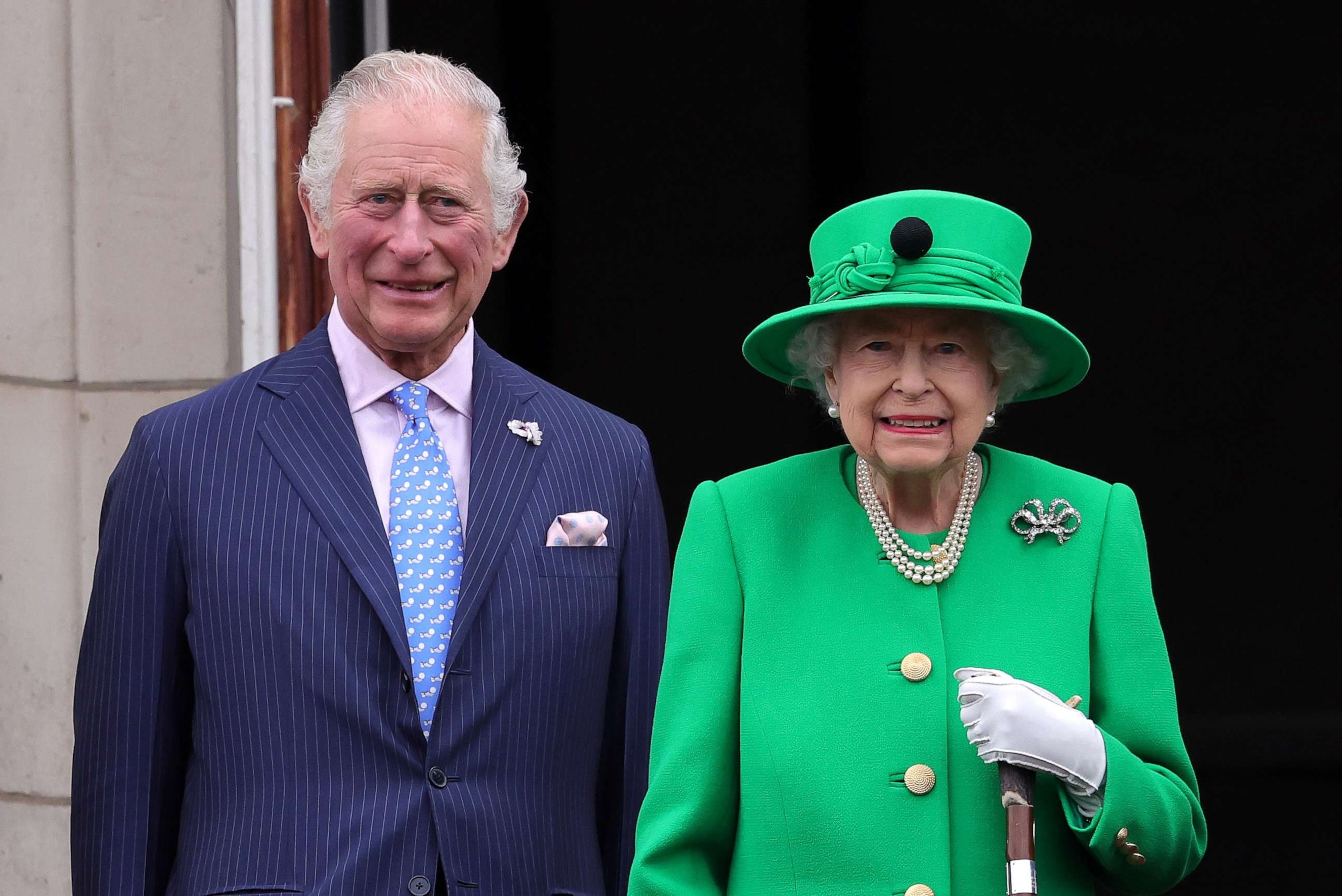 PHOTO: Queen Elizabeth II and Prince Charles, Prince of Wales appear on the balcony of Buckingham Palace during the Platinum Jubilee Pageant in London, on June 5, 2022.