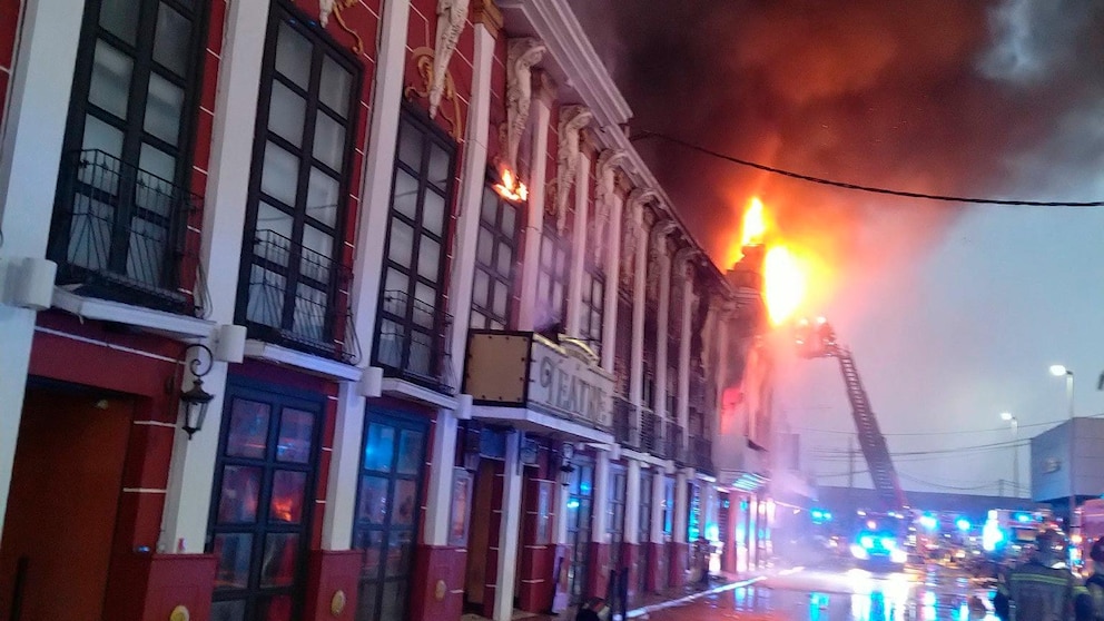 In this photo provided by Bomberos/Ayuntamiento de Murcia, firefighters work outside a nightclub on fire in Murcia, south-eastern Spain in the early hours of Sunday Oct. 1, 2023. At least 9 people are believed to have died in the fire with Emergency services continuing to search for missing persons. (Bomberos/Ayuntamiento de Murcia via AP)