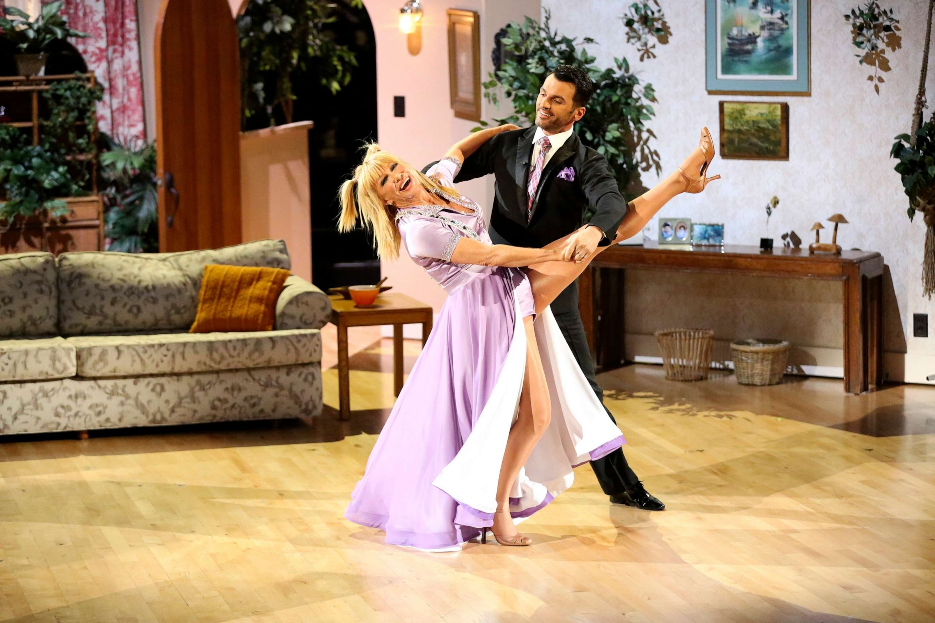 PHOTO: Suzanne Somers competes with professional dancer Tony Dovolani on "Dancing with the Stars."
