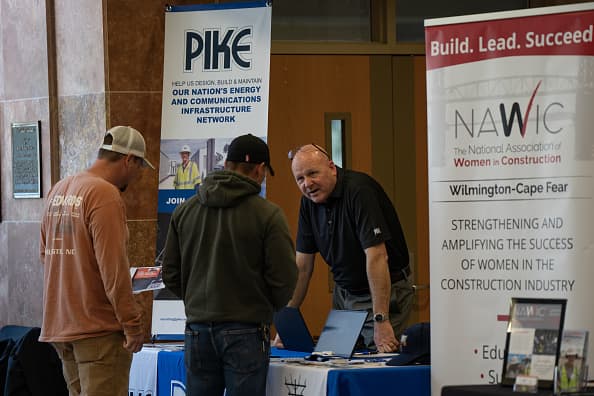 U.S. weekly jobless claims total 198,000, fewer than expected