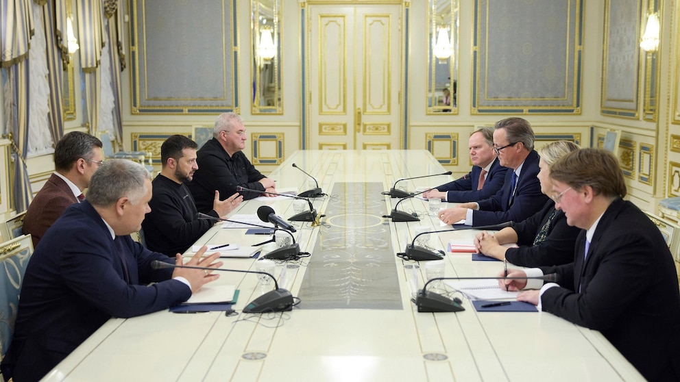 In this photo provided by the Ukrainian Presidential Press Office on Thursday, Nov. 16, 2023, Ukrainian President Volodymyr Zelenskyy, third left, sits opposite Britain's Foreign Secretary David Cameron, during a meeting, in Kyiv, Ukraine. (Ukrainian Presidential Press Office via AP)