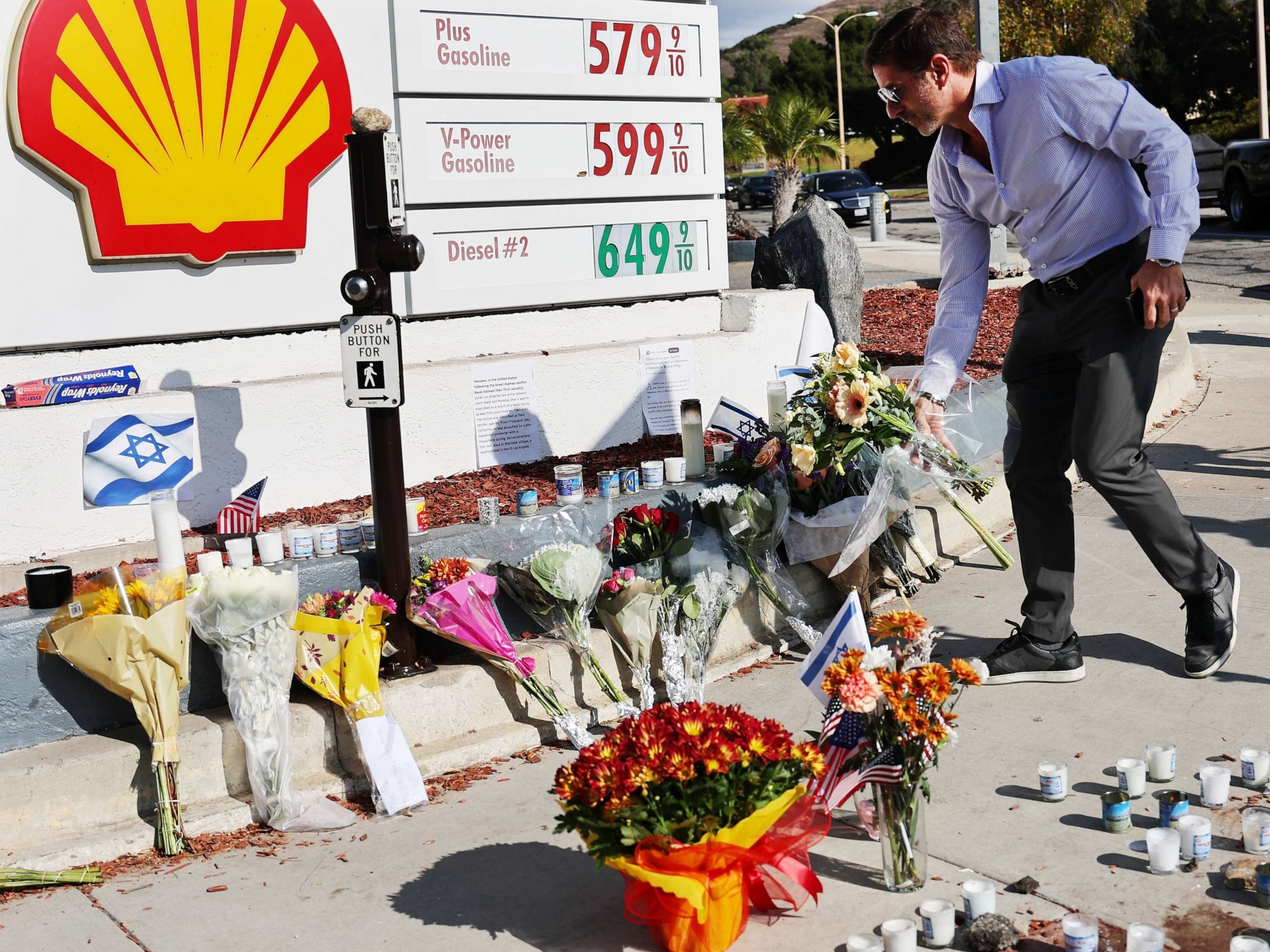 PHOTO: A person places flowers at a makeshift memorial at the site of an altercation between 69-year-old Paul Kessler, who was Jewish, and pro-Palestinian protester on Nov. 7, 2023, in Thousand Oaks, Calif.