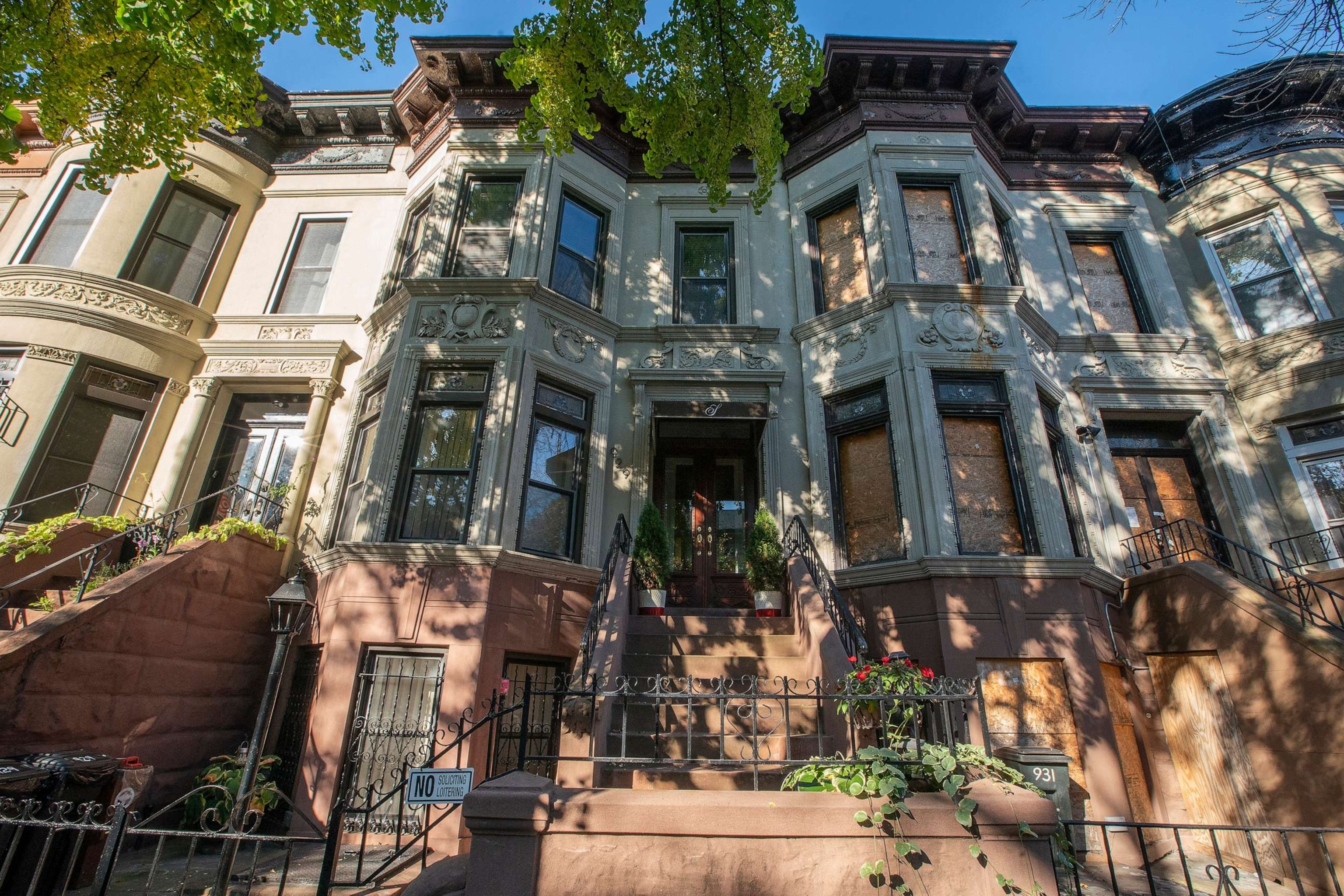 PHOTO: Gated front steps lead up to a residency at Crown Highs in Brooklyn, N.Y., Thursday, Nov. 2, 2023. Federal agents raided the home of Brianna Suggs, a top fundraiser and longtime confidante to New York City Mayor Eric Adams.