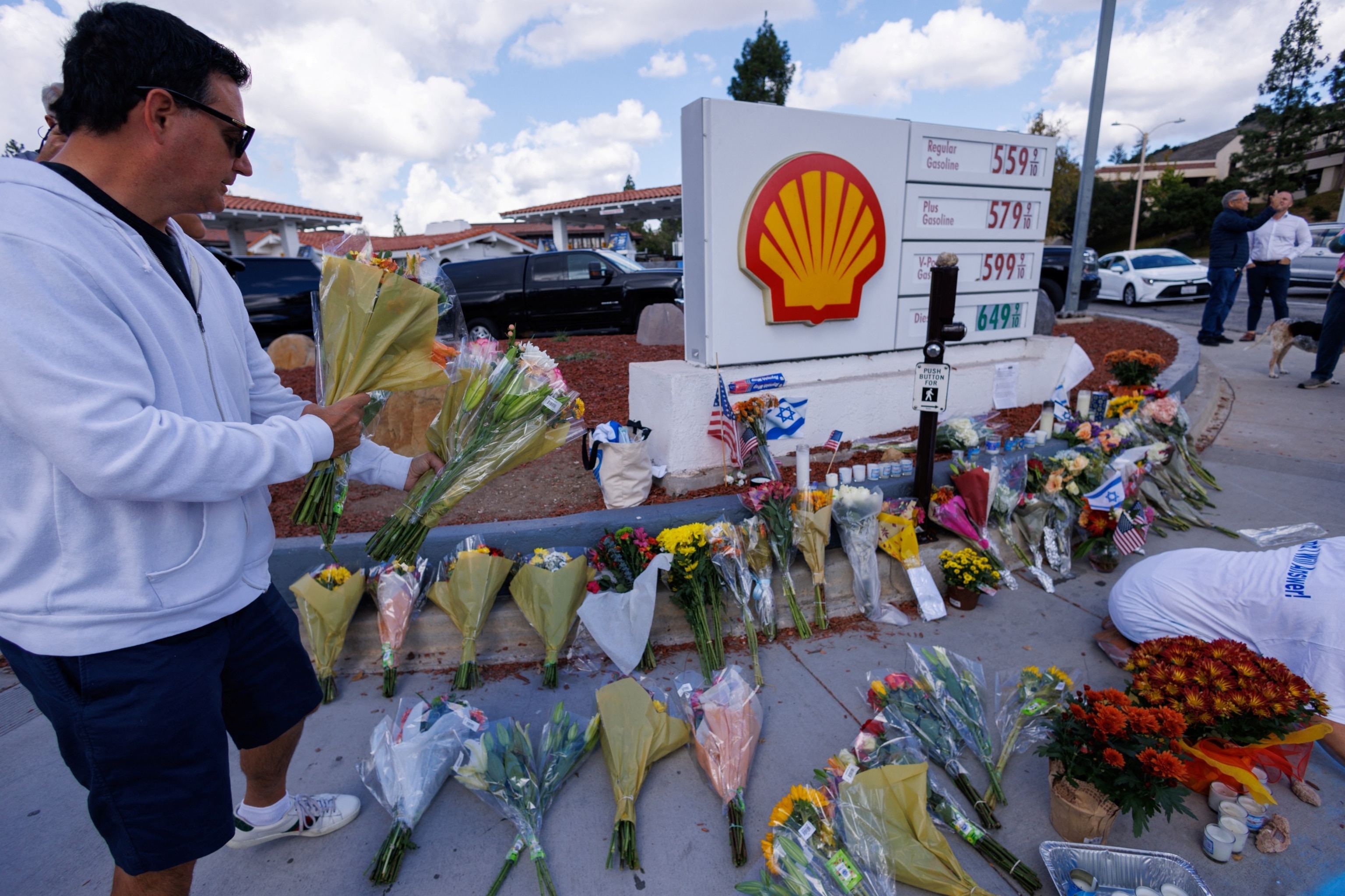 PHOTO: A man who said his name was Marcus brings flowers to the exact location on the sidewalk of the alleged assault on Paul Kessler in Thousand Oaks, Calif., on Nov. 7, 2023. 