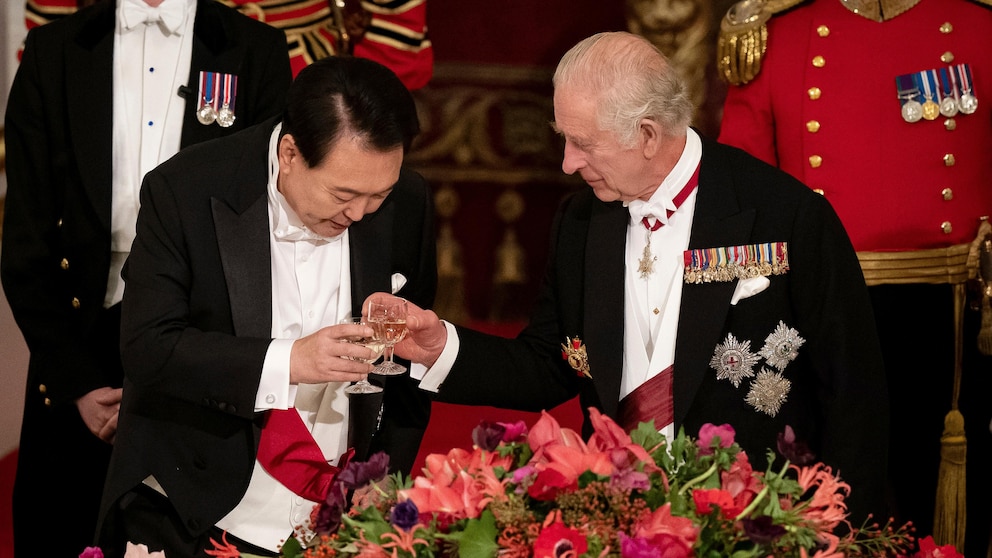 President of South Korea Yoon Suk Yeol and King Charles III during a toast at the state banquet at Buckingham Palace, London, Tuesday, Nov. 21, 2023 for the state visit to the UK by President of South Korea Yoon Suk Yeol and his wife Kim Keon Hee. (Aaron Chown/Pool Photo via AP)