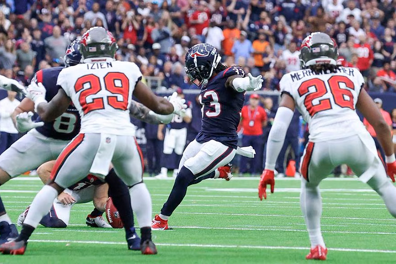 Houston Texans running back Dare Ogunbowale (33) kicks a field goal during the fourth quarter against the Tampa Bay Buccaneers at NRG Stadium. Mandatory Credit: Troy Taormina-USA TODAY Sports