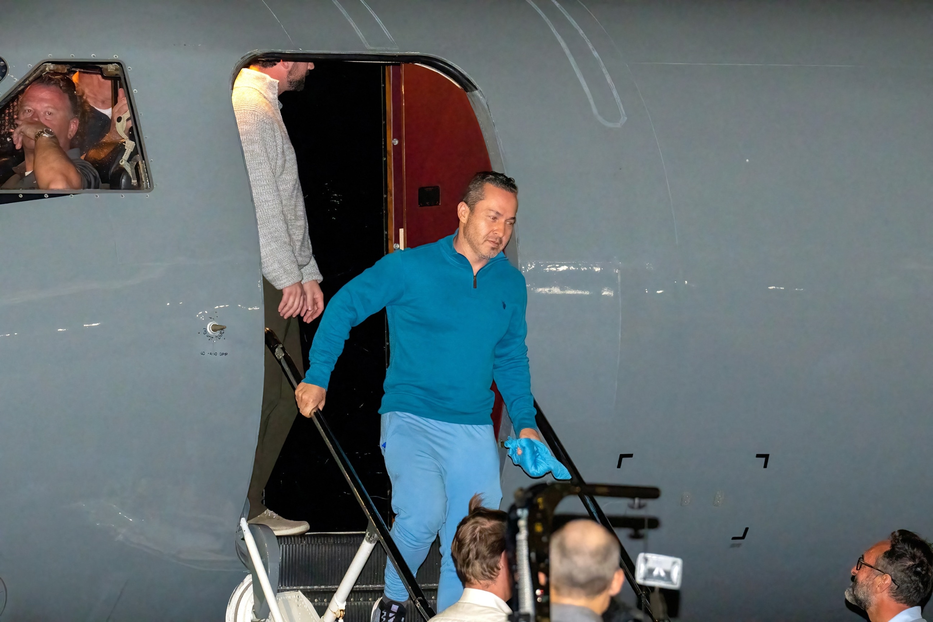 PHOTO: Eyvin Hernandez (C) steps off a plane upon arrival at Joint Base San Antonio Kelly Annex in San Antonio, Texas, on Dec. 20, 2023, after being freed amid a prisoner swap deal between the United States and Venezuela. 