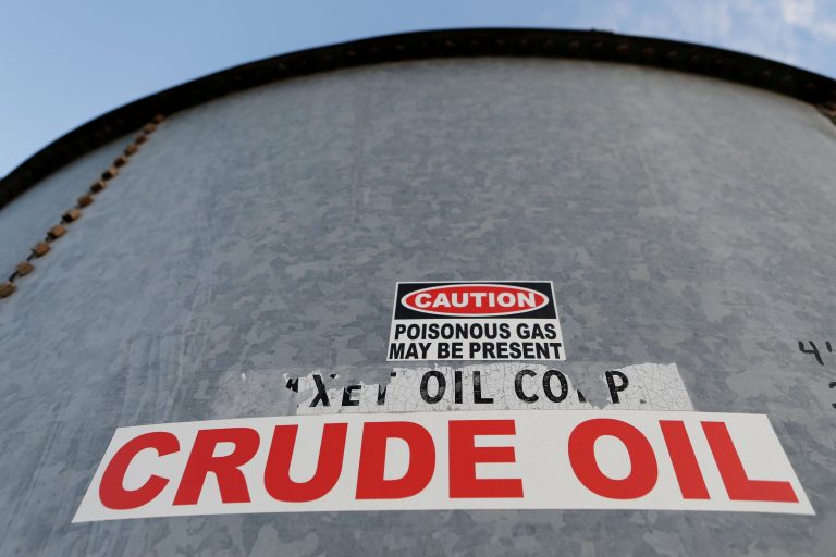 U.S. crude oil falls 4% as traders worry about inflation impacting demand
