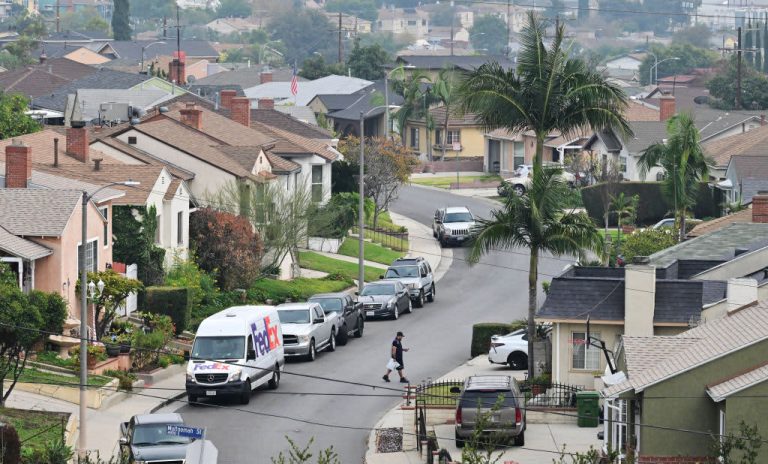 December home sales slump to close out worst year since 1995