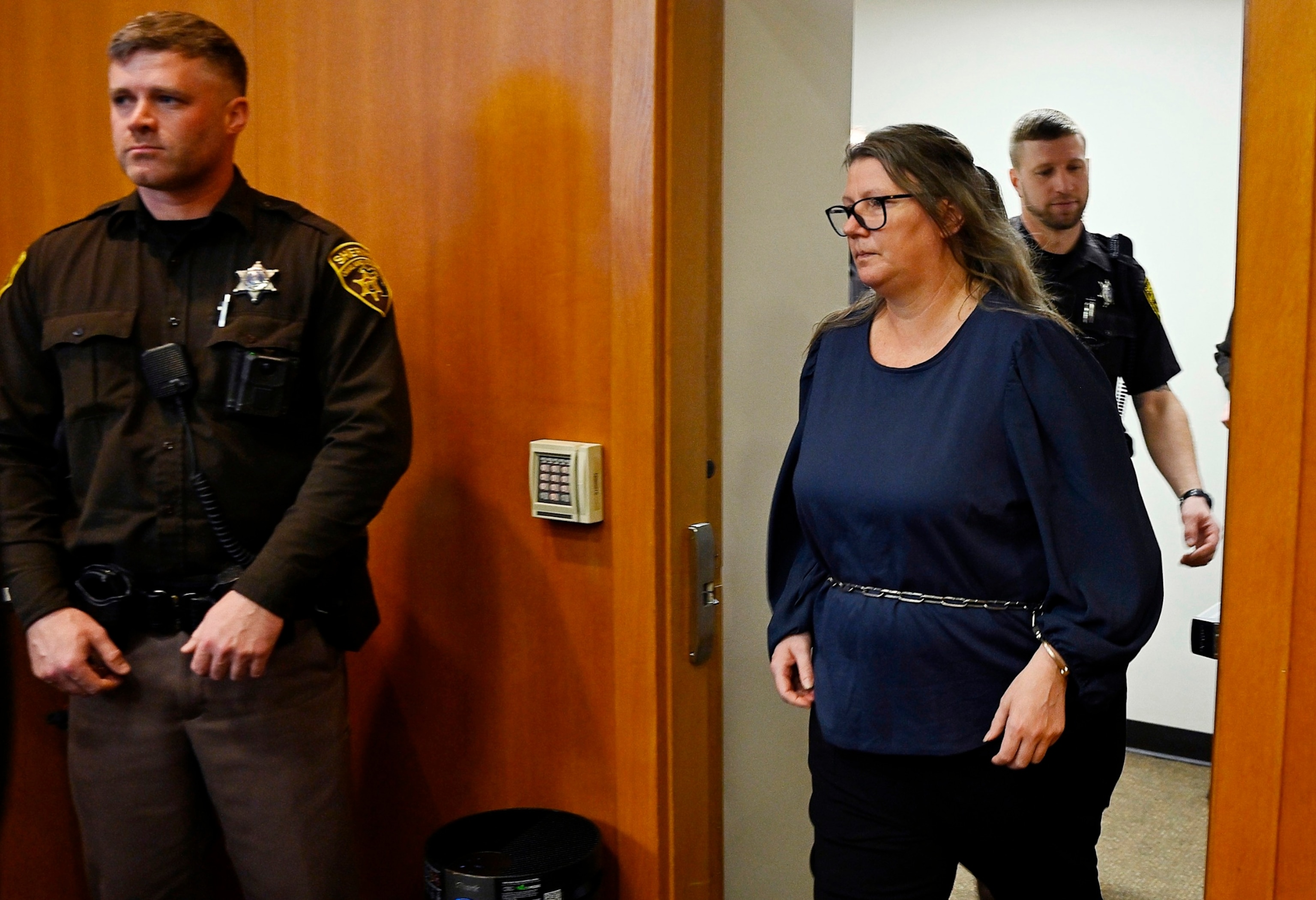 PHOTO: Defendant Jennifer Crumbley enters the courtroom for her jury trial at Oakland County Courthouse, Jan. 26, 2024, in Pontiac, Mich.