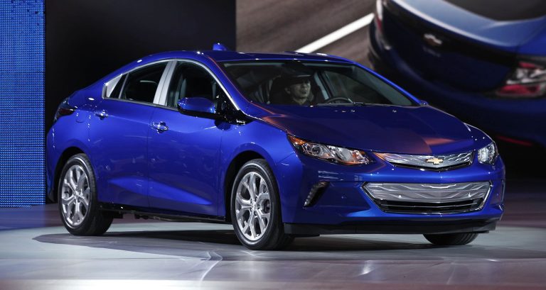 GM to release plug-in hybrid vehicles, backtracking on product plans