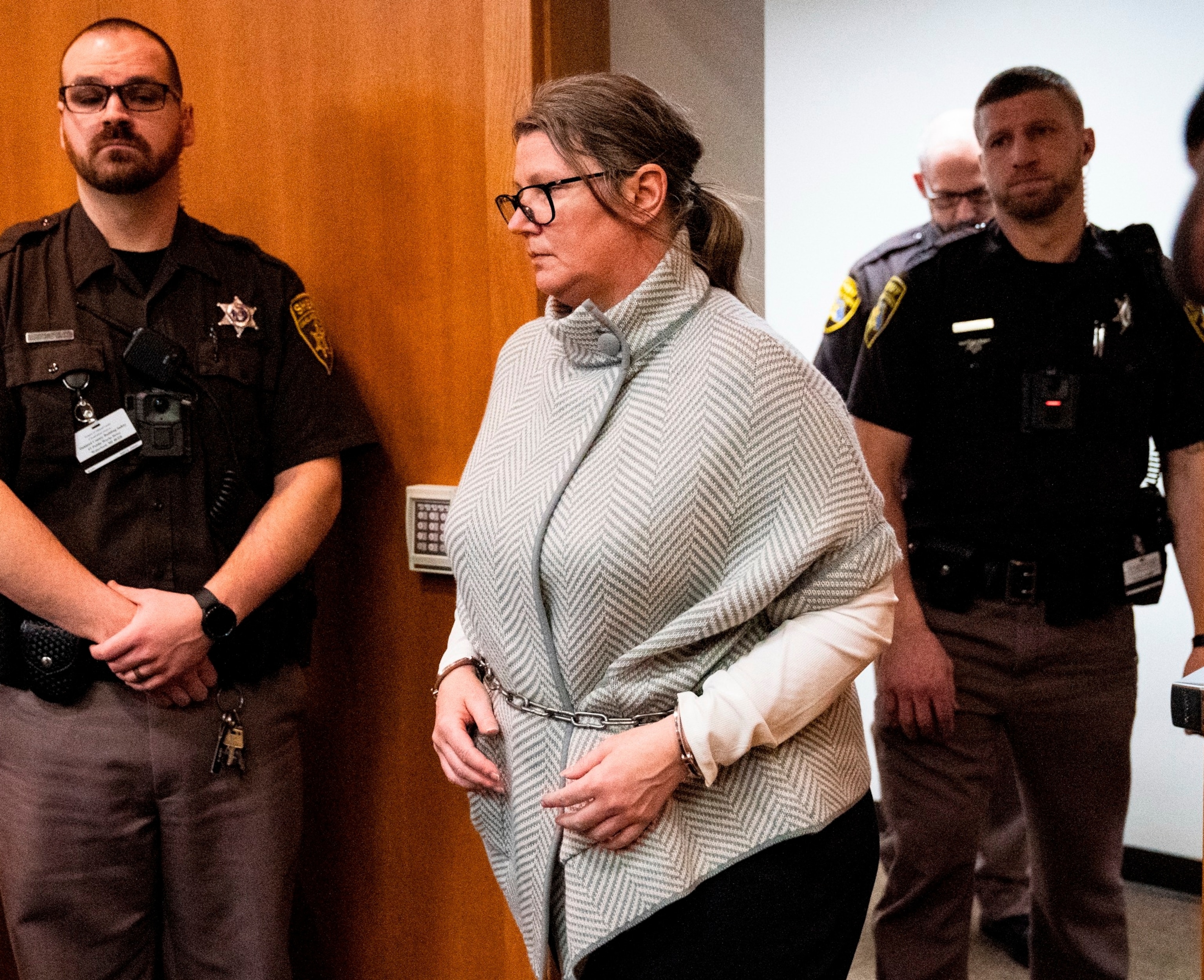 PHOTO: Jennifer Crumbley enters the courtroom of Oakland County Judge Cheryl Matthews, Jan. 25, 2024, to begin her trial in Pontiac, Mich. 