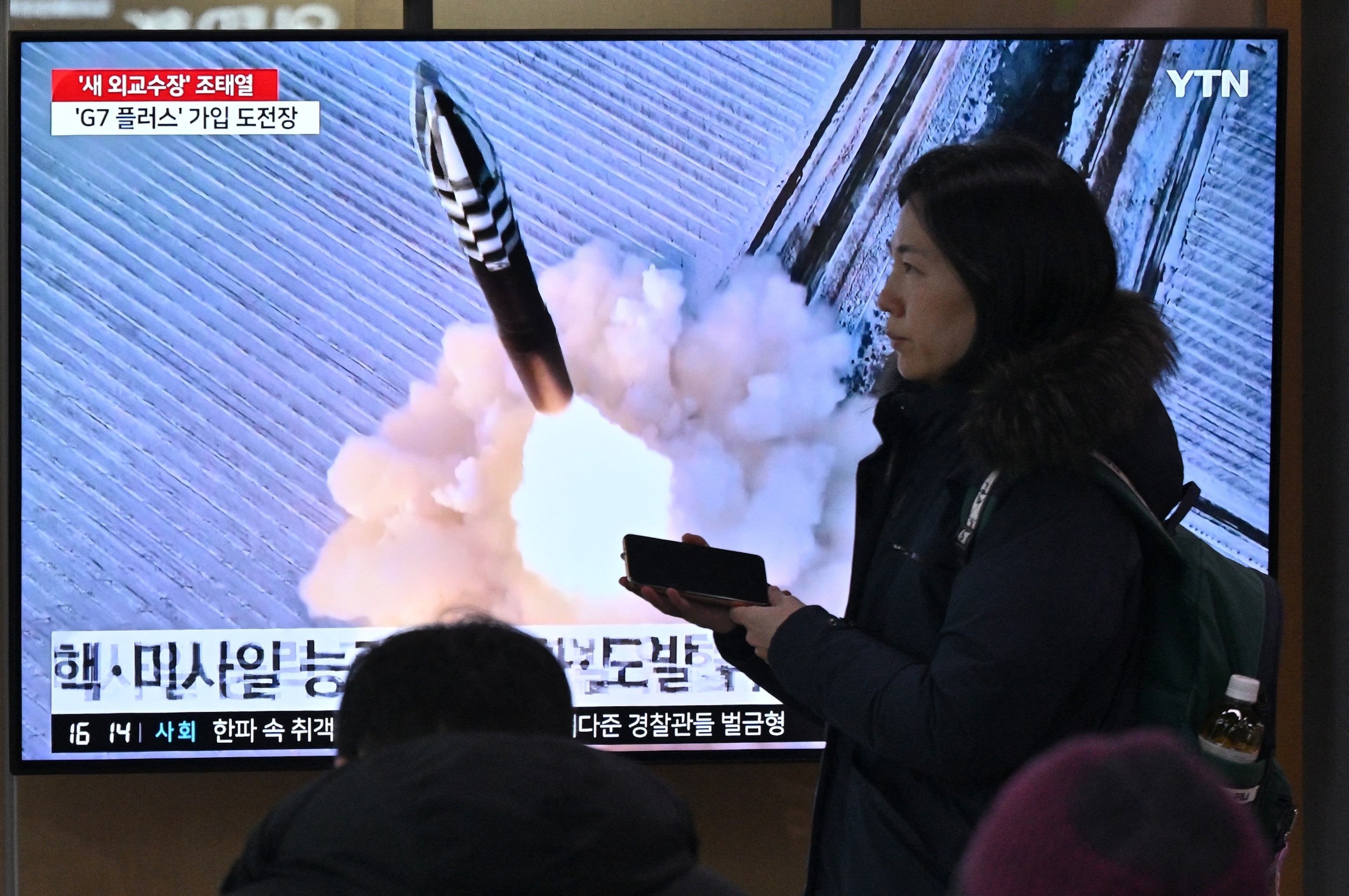 PHOTO: People watch a television screen showing a news broadcast with file footage of a North Korean missile test, at a railway station in Seoul on Jan. 14, 2024. 