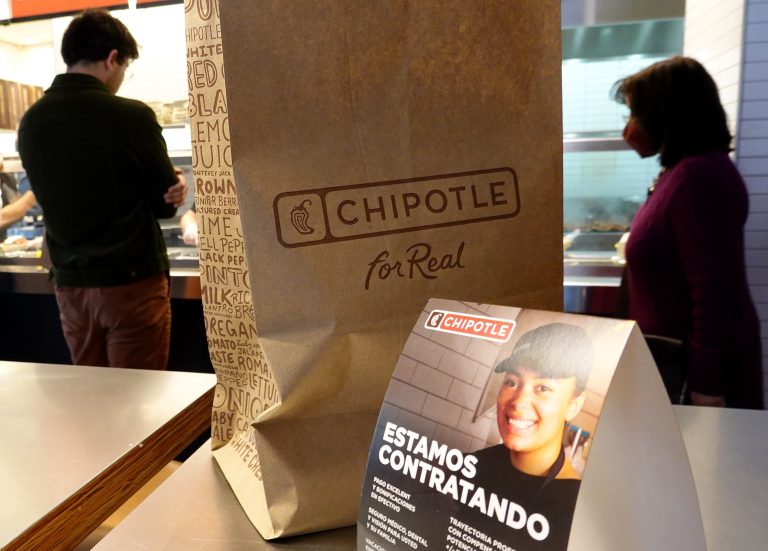 Chipotle earnings crush estimates as restaurant traffic grows 7.4%