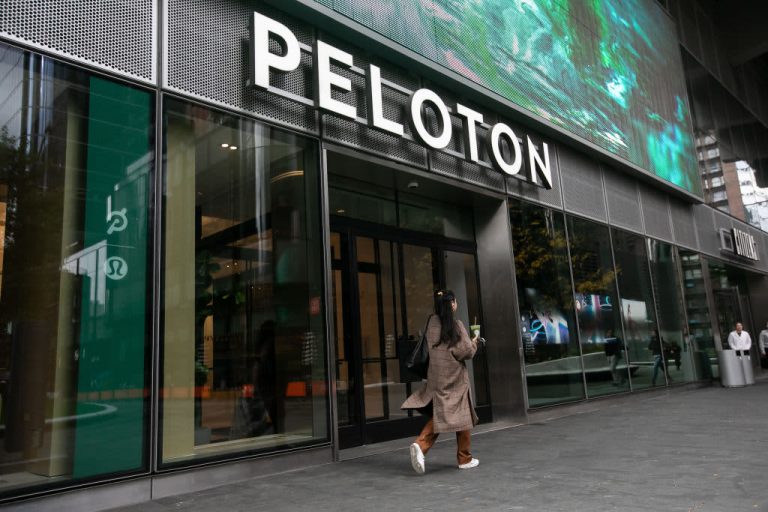 Peloton posts mixed holiday results, dismal quarterly guidance