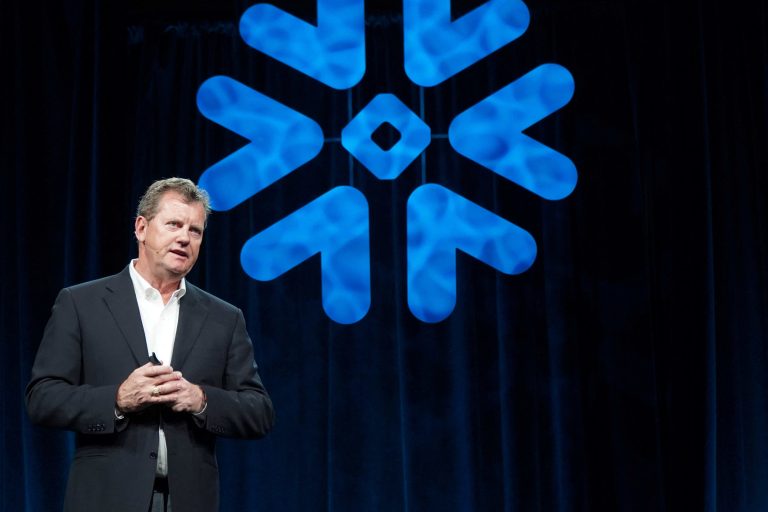 Snowflake shares drop 19% on CEO’s retirement, weak guidance