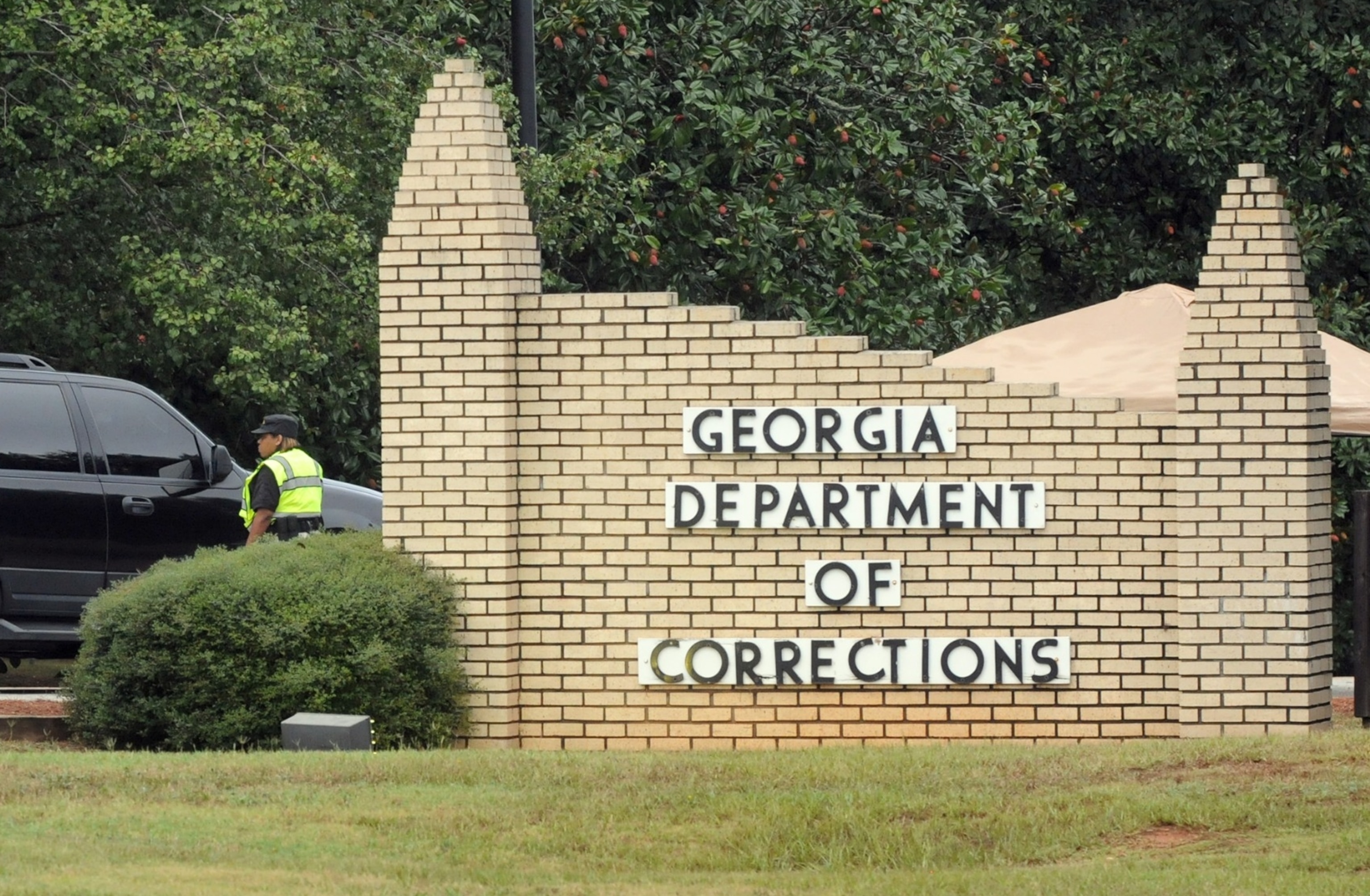 PHOTO: In this Sept. 20, 2011, file photo, officers with the Georgia Department of Corrections check a vehicle at the entrance to the Georgia Diagnostic and Classification Prison, in Jackson, Georgia.