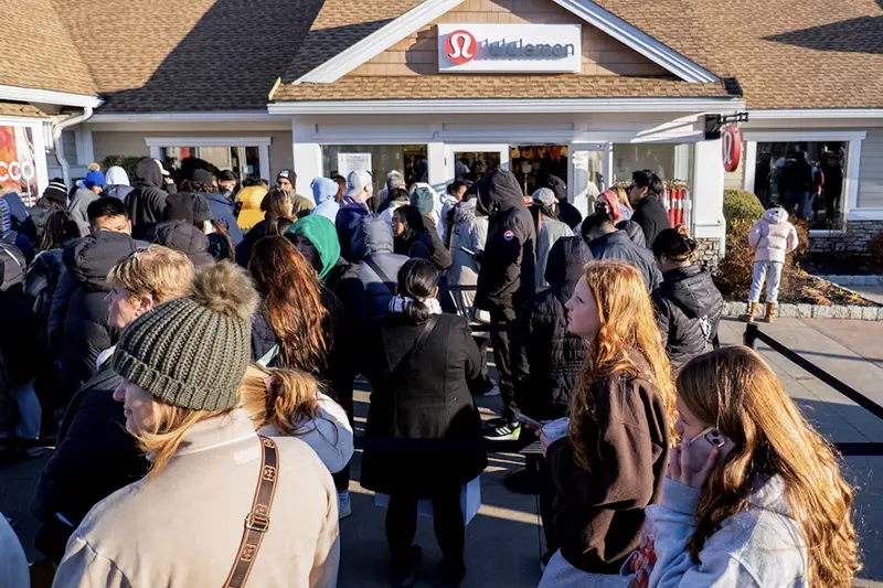 Black Friday shoppers stand in line for a Lululemon store as retailers compete to attract shoppers and try to maintain margins on Black Friday, one of the busiest shopping days of the year, at Woodbury Common Premium Outlets in Central Valley, New York, U.S. November 24, 2023. REUTERS/Vincent Alban/File Photo