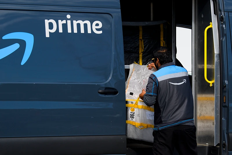 US-IT-EARNINGS-LIFESTYLE-AMAZON
An Amazon.com Inc. delivery driver loads a van outside of a distribution facility on February 2, 2021 in Hawthorne, California. - Jeff Bezos said February 1, 2021, he would give up his role as chief executive of Amazon later this year as the tech and e-commerce giant reported a surge in profit and revenue in the holiday quarter. The announcement came as Amazon reported a blowout holiday quarter with profits more than doubling to $7.2 billion and revenue jumping 44 percent to $125.6 billion. (Photo by Patrick T. FALLON / AFP) (Photo by PATRICK T. FALLON/AFP via Getty Images)