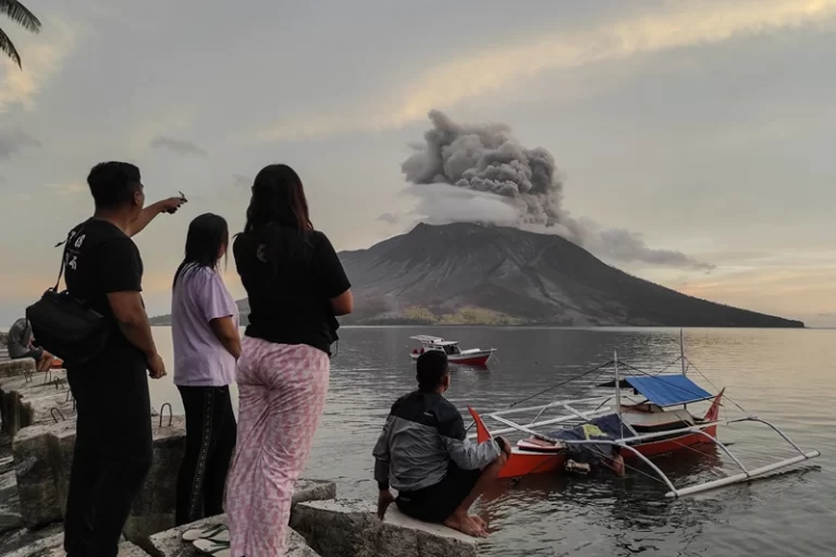 More Than 2,100 People Are Evacuated After Indonesian Volcano Eruption