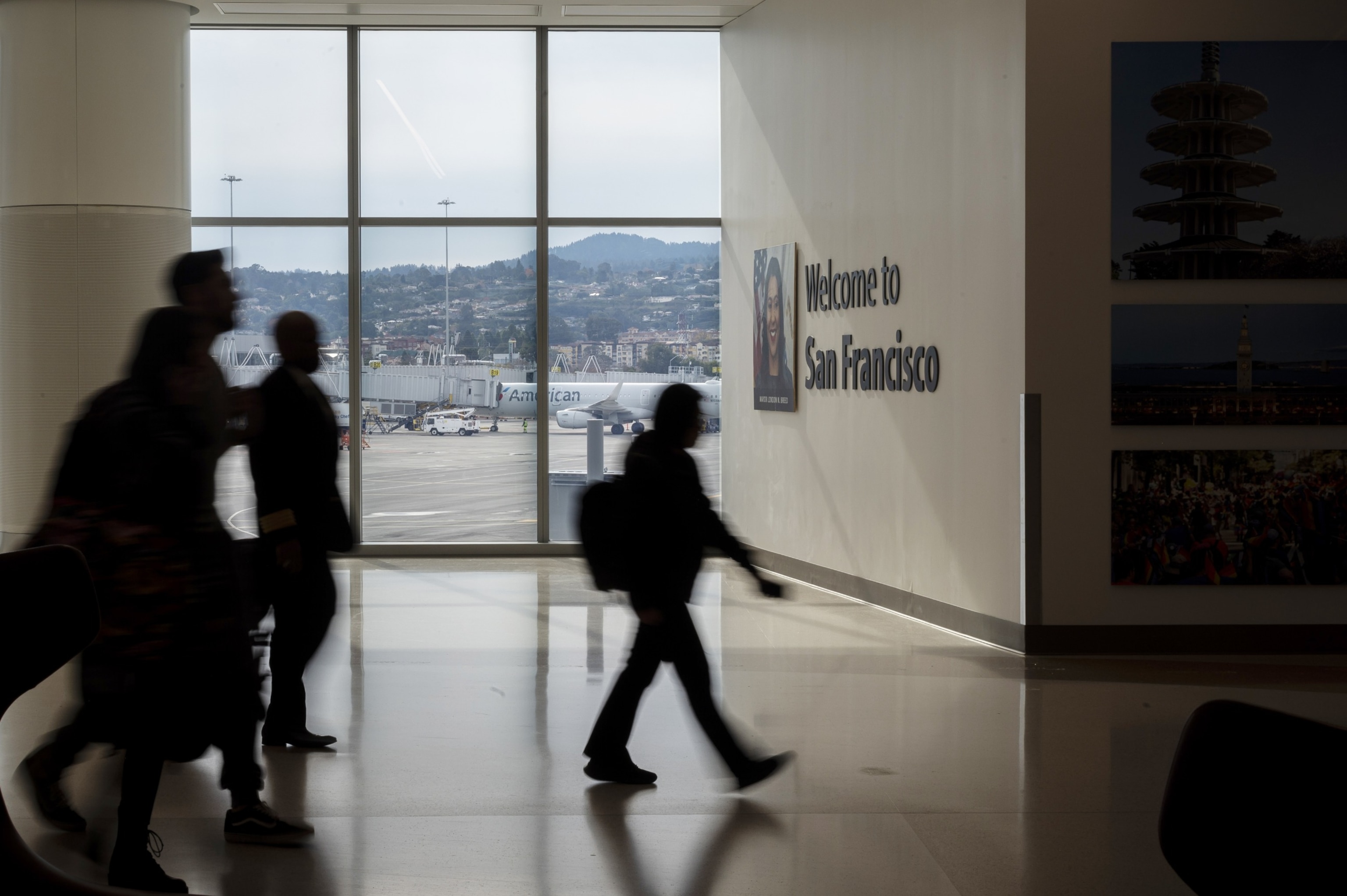 PHOTO: Travelers arrive at San Francisco International Airport (SFO) in San Francisco, Dec. 21, 2023.