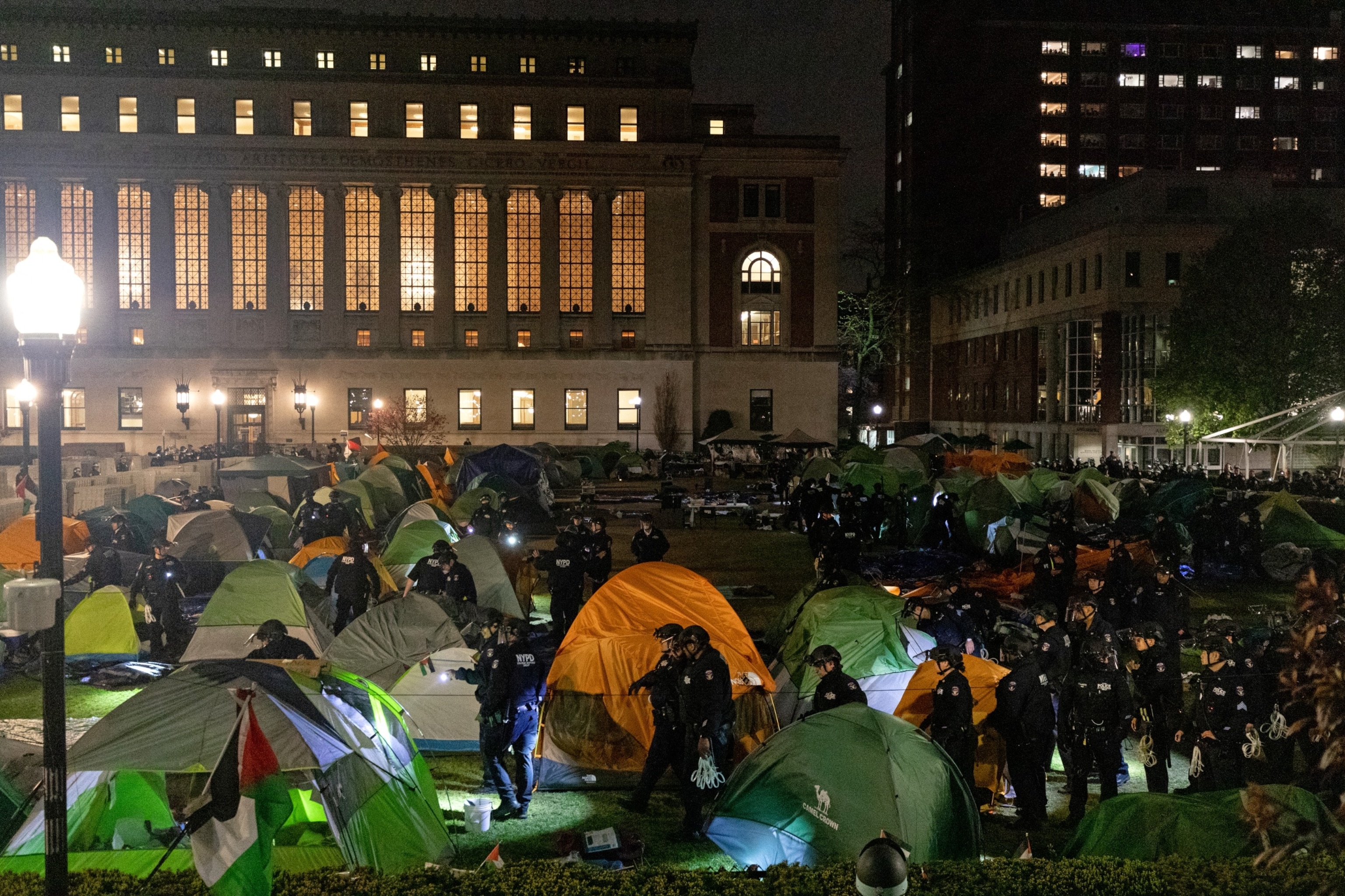 PHOTO: NYPD officers in riot gear enter Columbia University's encampment as they evict a building that had been barricaded by pro-Palestinian student protesters in New York, April 30, 2024. 