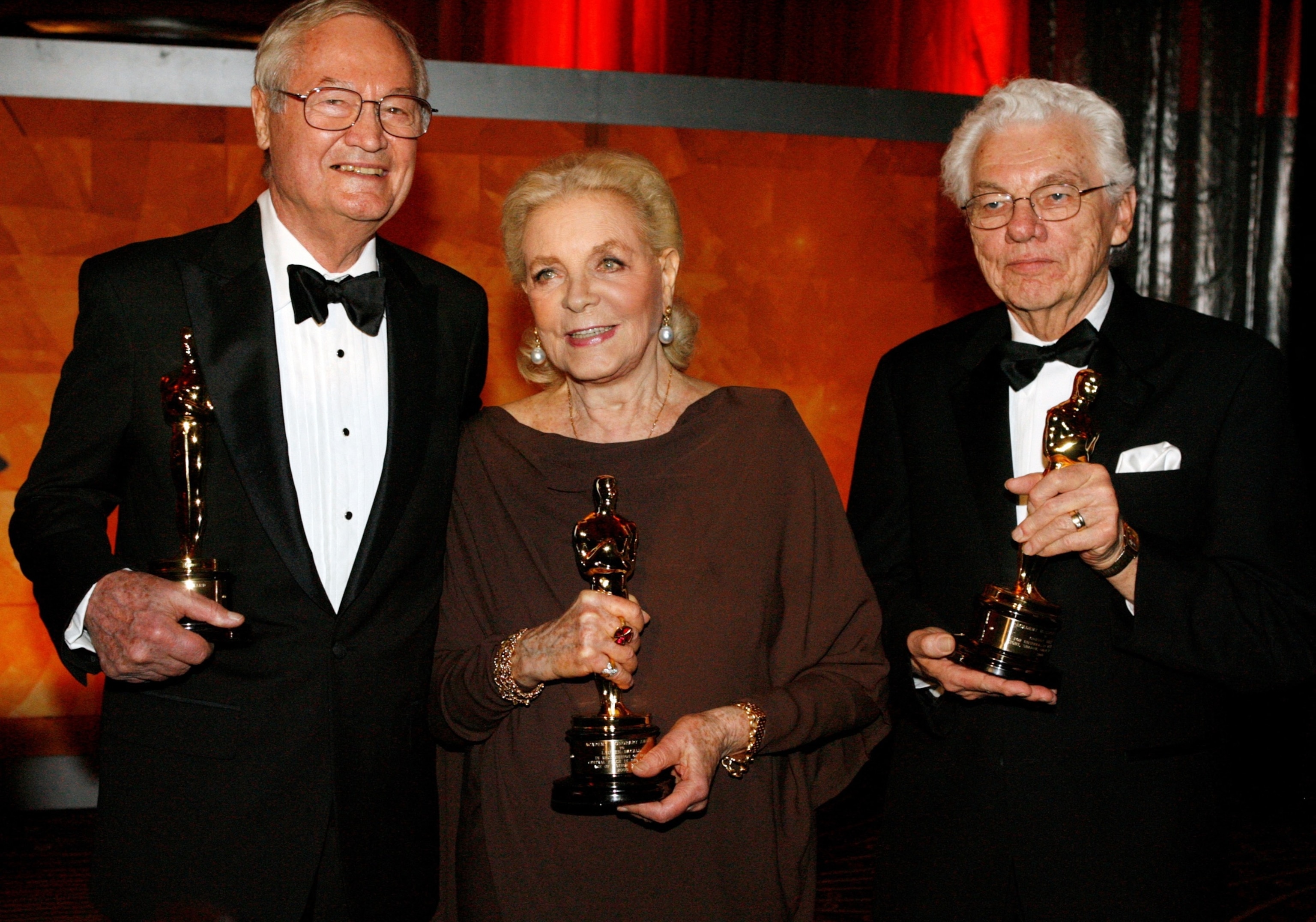PHOTO: Filmmaker Roger Corman, left, poses with actress Lauren Bacall, center, and cinematographer Gordon Willis, right, with their Honorary Oscars in Hollywood, California, Nov. 14, 2009.