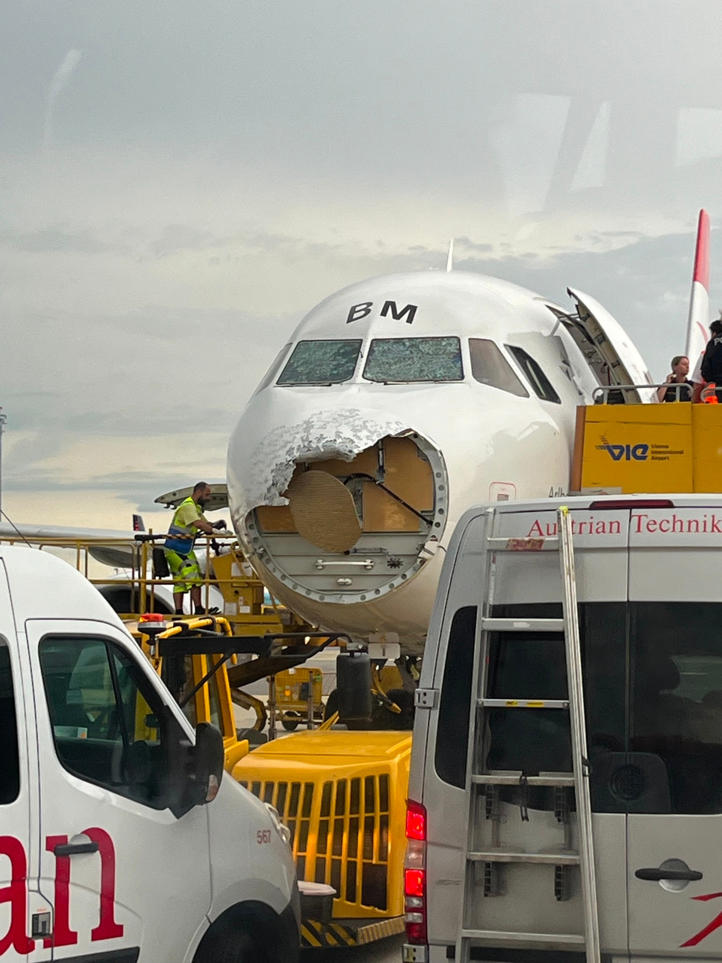Damage is seen on an Austrian Airlines airplane in Vienna (PHOTO: @emm.ely/Instagram)