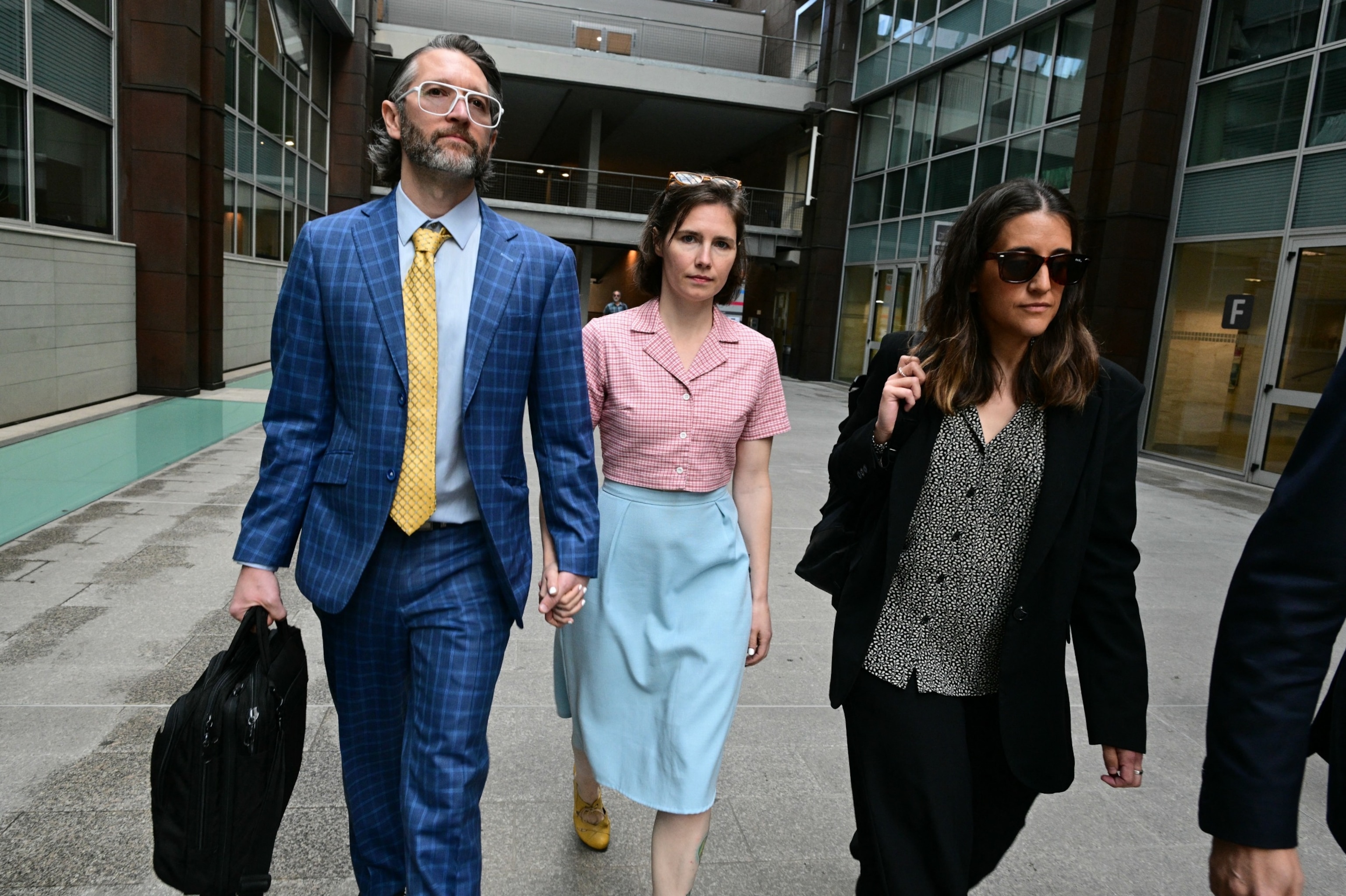 PHOTO: Amanda Knox arrives with her husband Christopher Robinson (L) at the courthouse in Florence, on June 5, 2024.