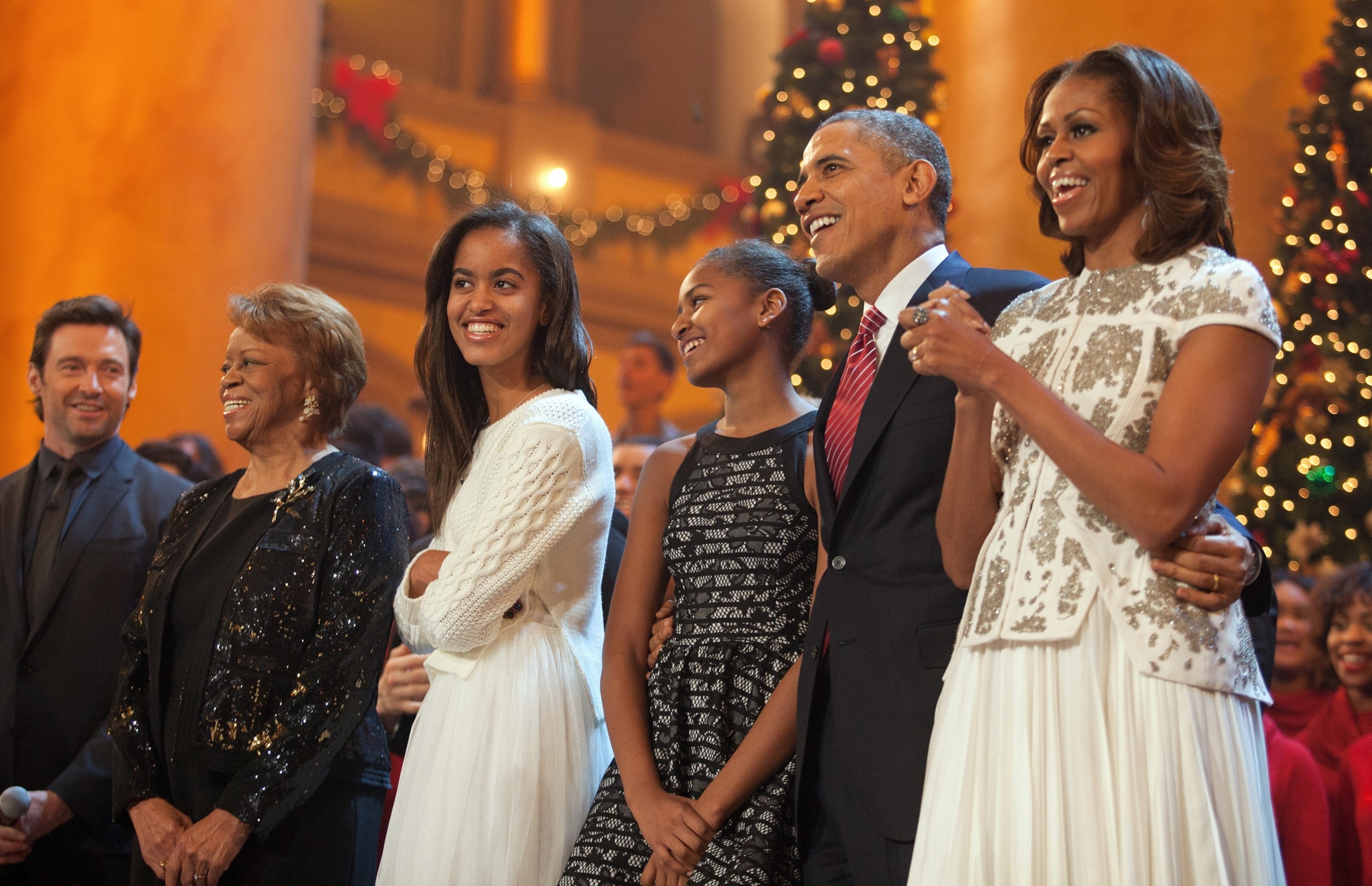 PHOTO: President Barack Obama and first lady Michelle Obama, along with daughters Malia (left) and Sasha, sing during the finale of TNT's "Christmas in Washington" on Dec. 15, 2013, in Washington, DC.