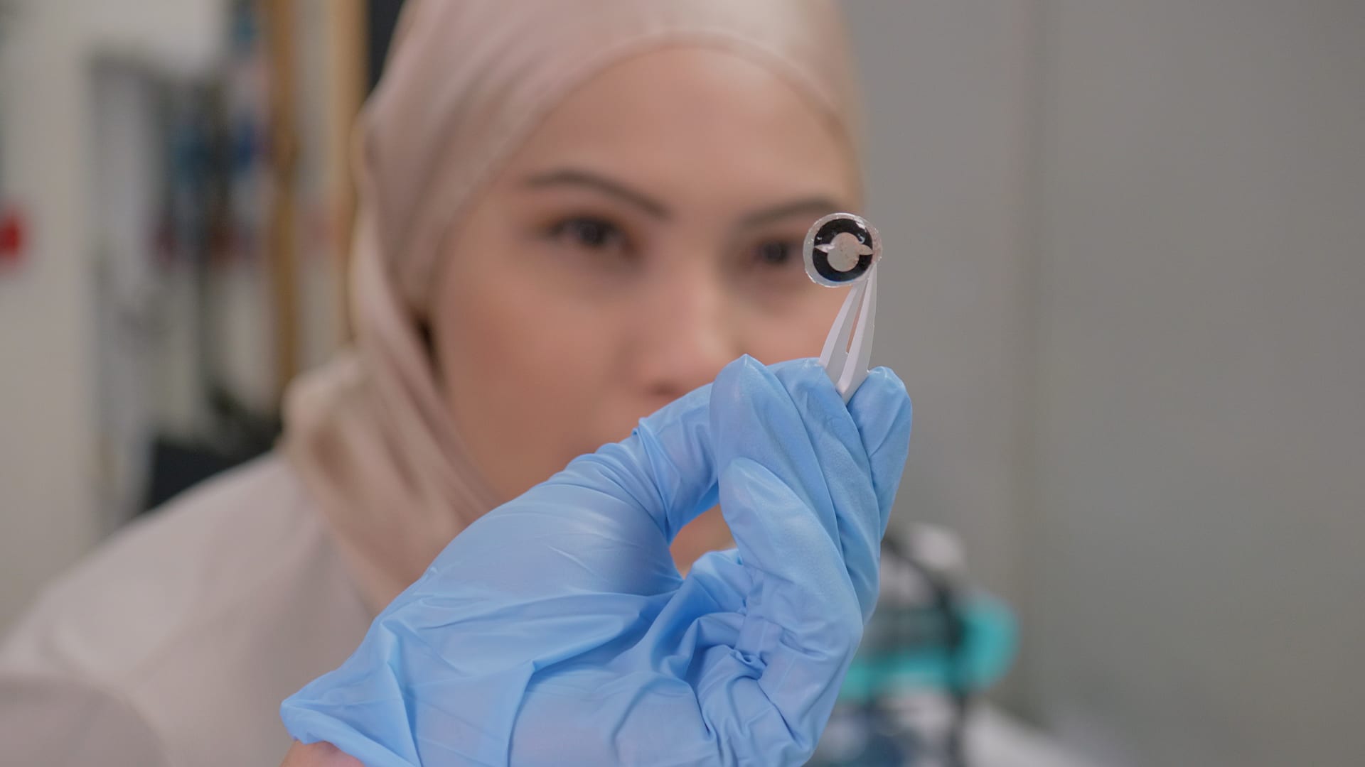 The super-thin battery that could power smart contact lenses