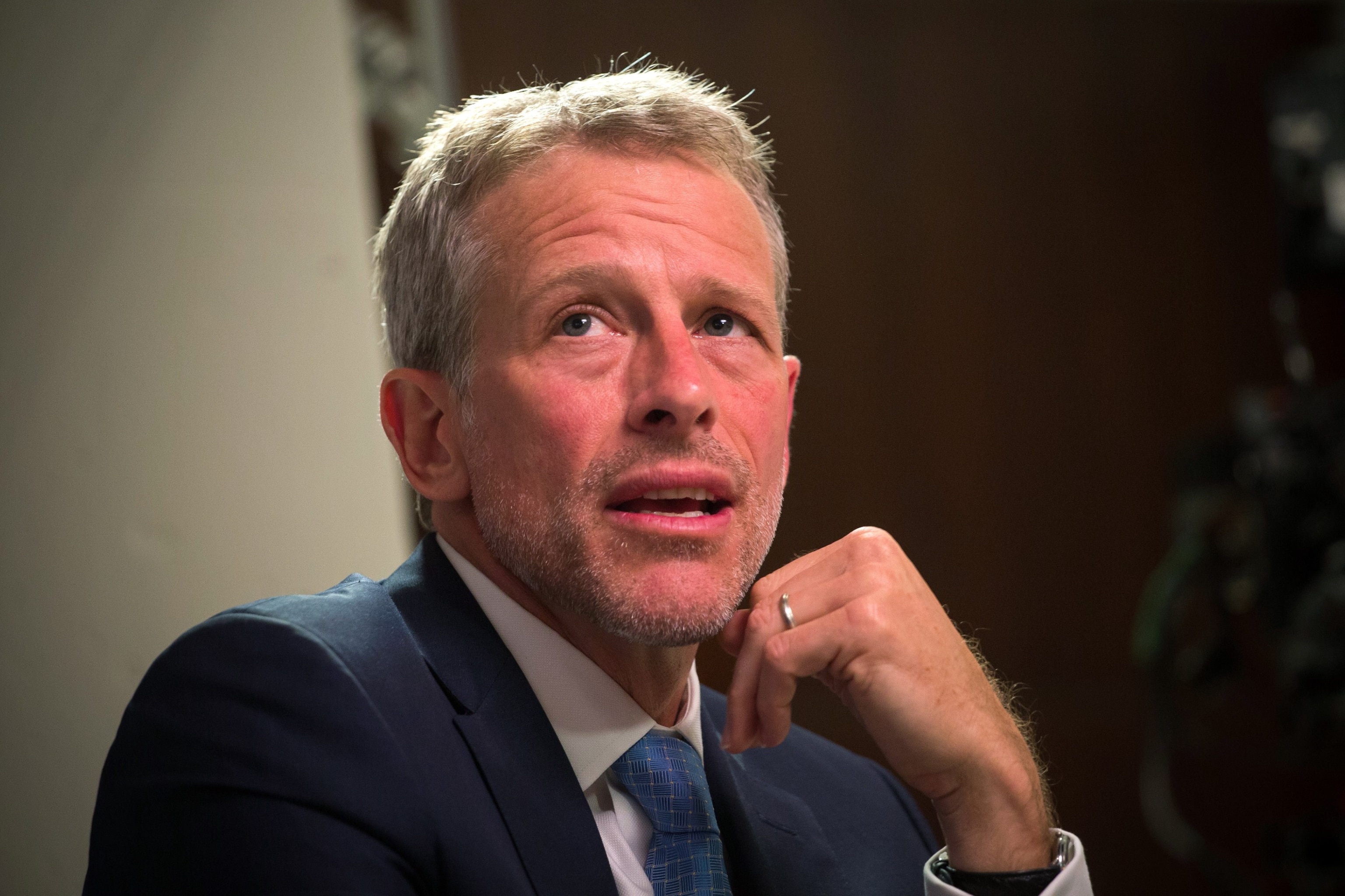 PHOTO: In this Nov. 16, 2015, file photo, Whitney Tilson, portfolio manager for Kase Capital Management, speaks during an interview in New York.