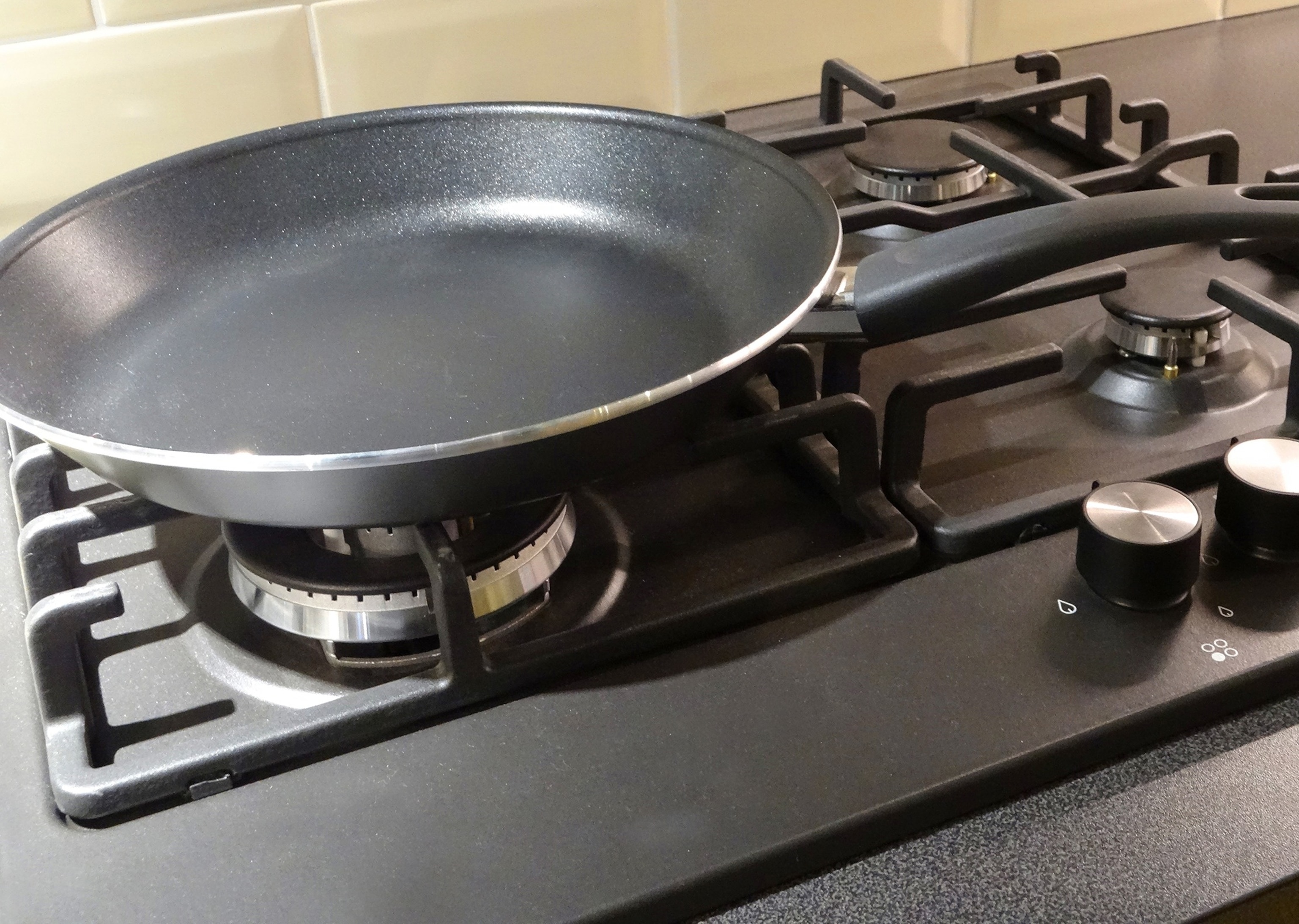 PHOTO: Image of non-stick frying pan, kitchen gas cooker hob rings