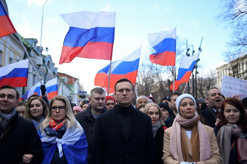 TOPSHOT - Russian opposition leader Alexei Navalny, his wife Yulia, opposition politician Lyubov Sobol and other demonstrators march in memory of murdered Kremlin critic Boris Nemtsov in downtown Moscow on February 29, 2020. (Photo by Kirill KUDRYAVTSEV / AFP) (Photo by KIRILL KUDRYAVTSEV/AFP via Getty Images)