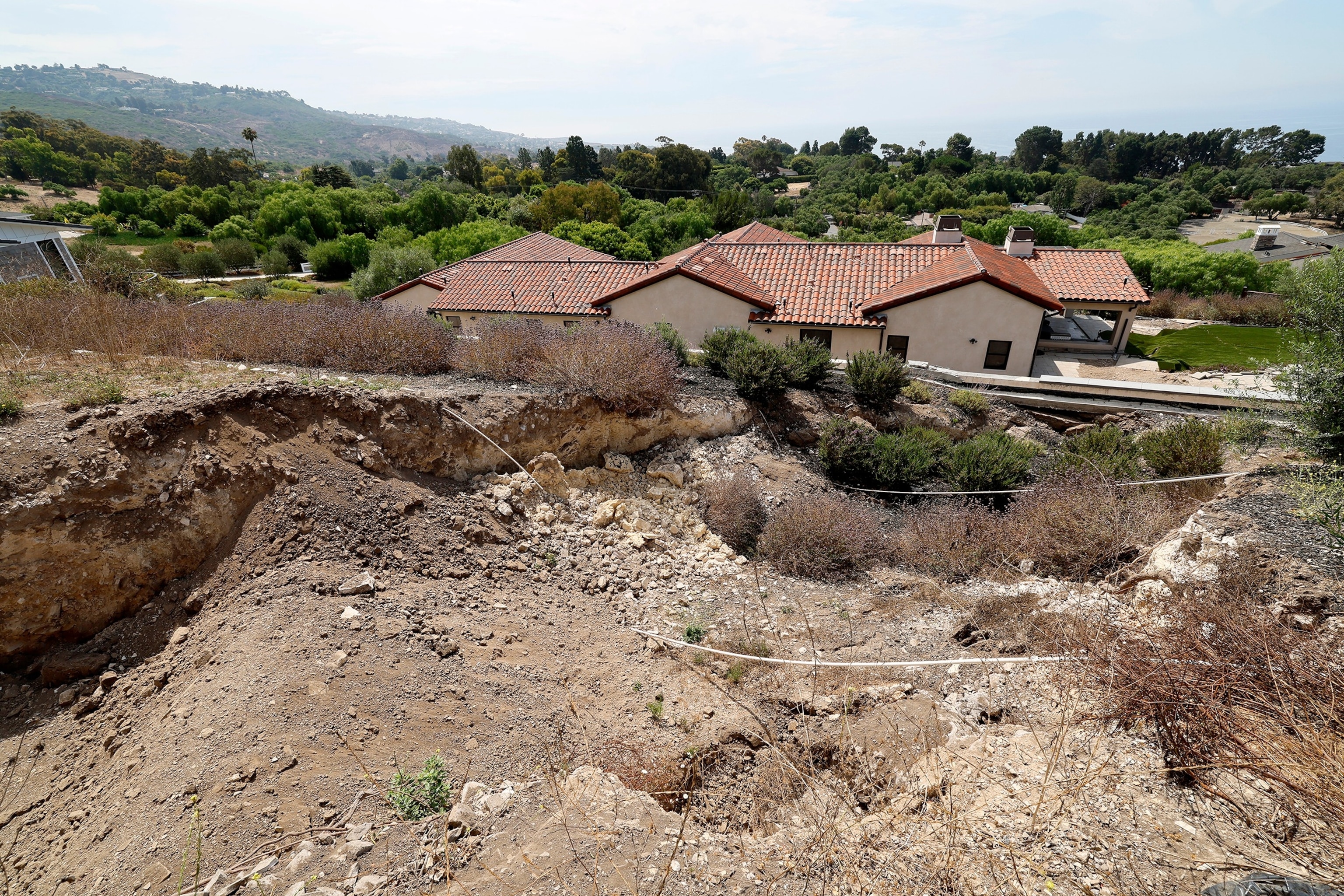 PHOTO: A view of a large fissure that has opened up since February, damaging a Portuguese Bend home after last winter's heavy rain in Rancho Palos Verdes, Calif., on Aug. 1, 2024. 