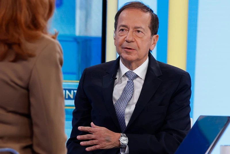 NEW YORK, NEW YORK - SEPTEMBER 17: Liz Claman (L) and John Paulson on set of "The Claman Countdown" at Fox Business Network Studios on September 17, 2024 in New York City. (Photo by Rob Kim/Getty Images)