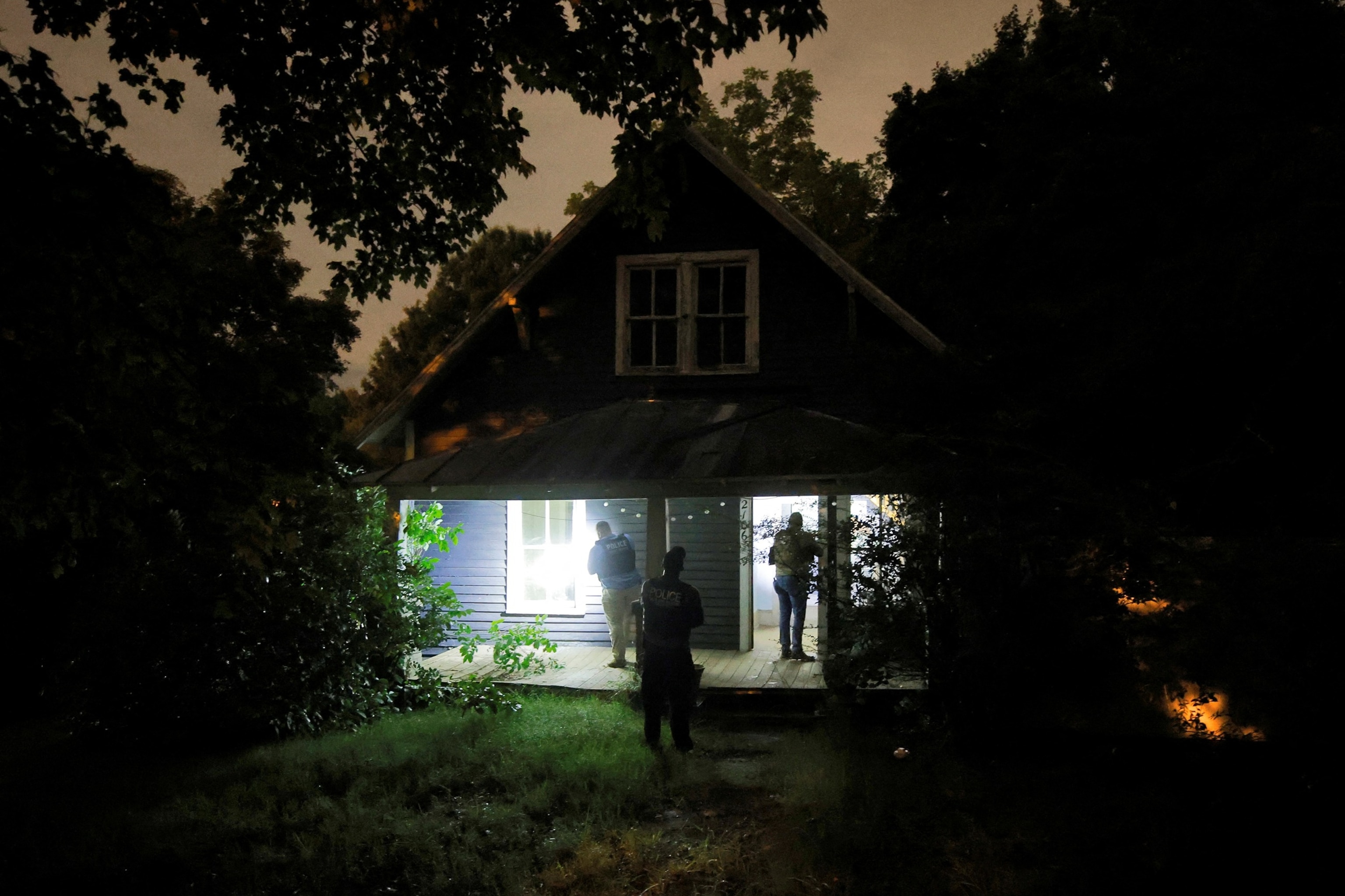 Law enforcement checks a detainee's former home after an apparent assassination attempt on Republican presidential nominee and former U.S. President Donald Trump, in Greensboro, North Carolina, U.S. September 15, 2024. REUTERS/Jonathan Drake