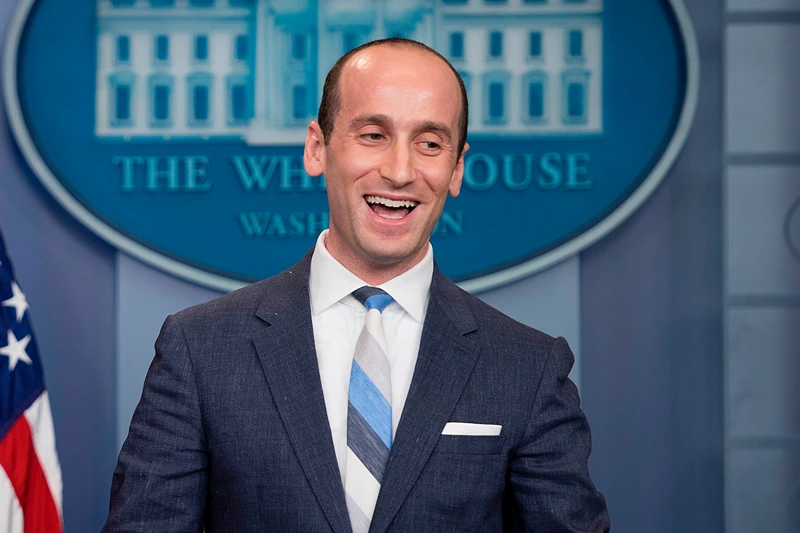 President Donald Trump's senior advisor for policy Stephen Miller (R) and White House Press Secretary Sarah Huckabee Sanders share a laugh while speaking during the Daily Briefing at the White House in Washington, DC, on August 2, 2017. / AFP PHOTO / JIM WATSON (Photo credit should read JIM WATSON/AFP via Getty Images)