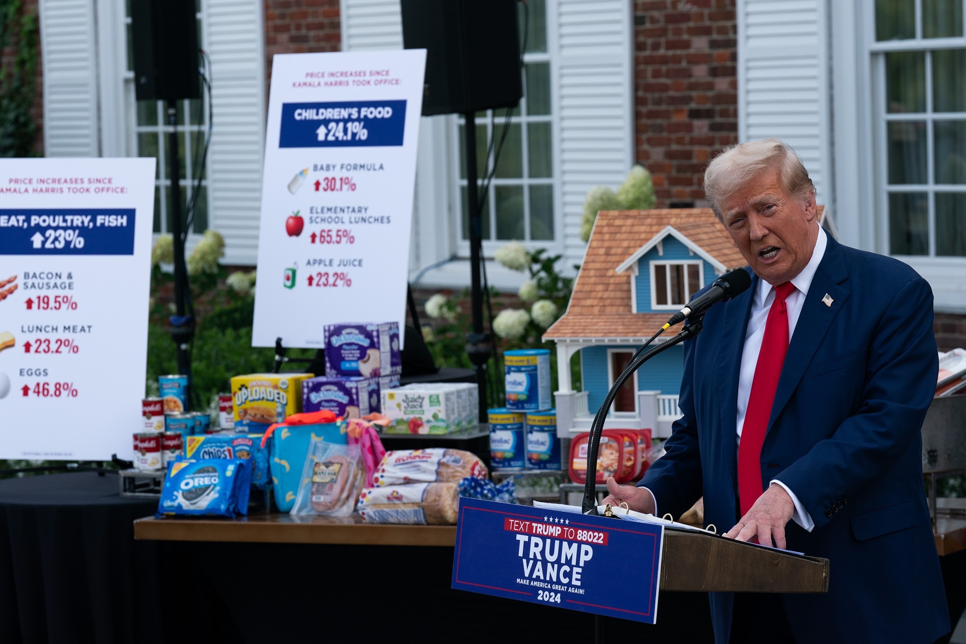 PHOTO: Republican Presidential Candidate Donald Trump Holds News Conference In Bedminster, New Jersey