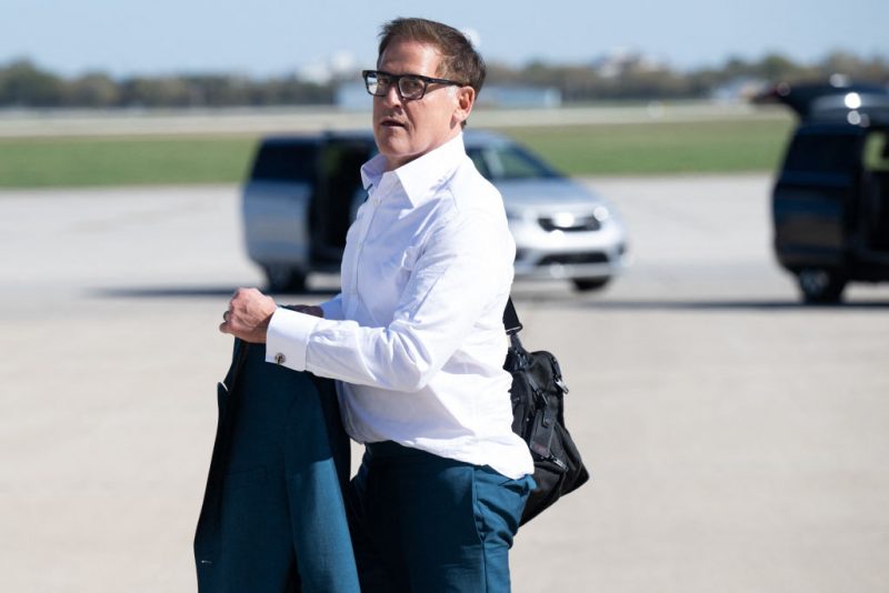 Business entrepreneur Mark Cuban walks to board Air Force Two as he travels to campaign with Democratic presidential candidate US Vice President Kamala Harris from Milwaukee Mitchell International Airport in Milwaukee, Wisconsin, October 17, 2024. (Photo by SAUL LOEB / AFP) (Photo by SAUL LOEB/AFP via Getty Images)