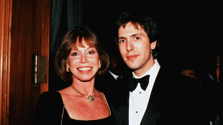 NEW YORK, NY - CIRCA 1984: Mary Tyler Moore and husband Robert Levine circa 1984 in New York City. (Photo by Images Press/IMAGES/Getty Images)