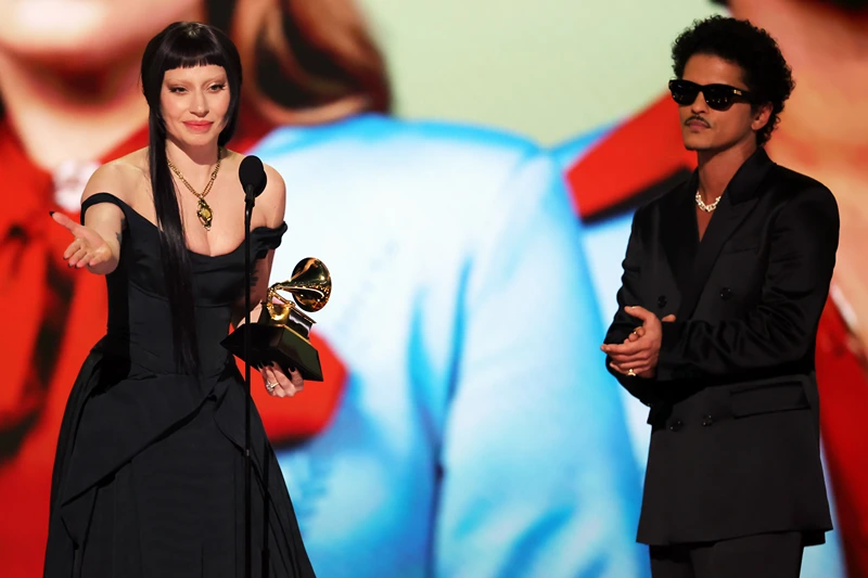 LOS ANGELES, CALIFORNIA - FEBRUARY 02: (L-R) Lady Gaga and Bruno Mars accept the Best Pop Duo/Group Performance Award for "Die with a Smile" onstage during the 67th Annual GRAMMY Awards at Crypto.com Arena on February 02, 2025 in Los Angeles, California. (Photo by Kevin Winter/Getty Images for The Recording Academy)