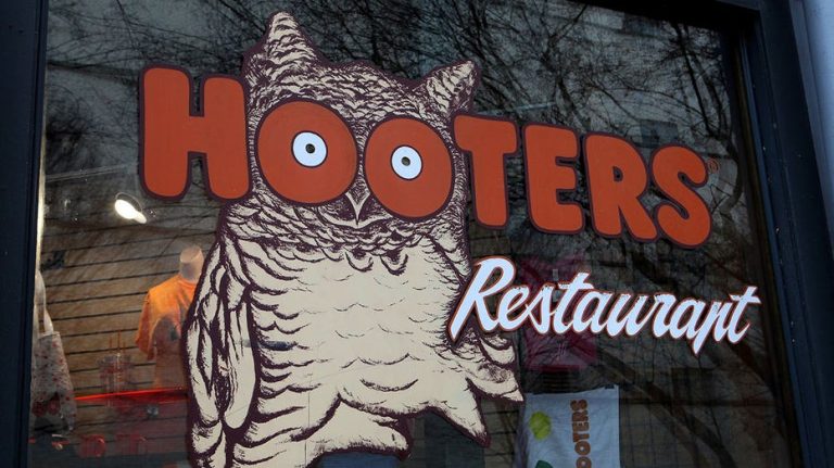 Hooters looking at possible bankruptcy filing