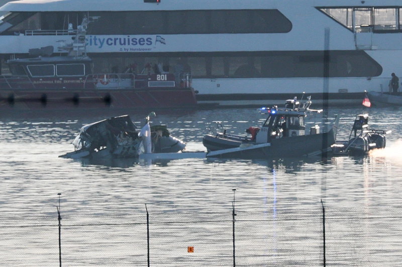 ARLINGTON, VIRGINIA - JANUARY 30: Emergency response units search the crash site of the American Airlines plane on the Potomac River after the plane crashed on approach to Reagan National Airport on January 30, 2025 in Arlington, Virginia. The American Airlines flight from Wichita, Kansas collided in midair with a military helicopter while approaching Ronald Reagan National Airport. According to reports there were no survivors amongst the 67 people on board both aircraft. (Photo by Win McNamee/Getty Images)